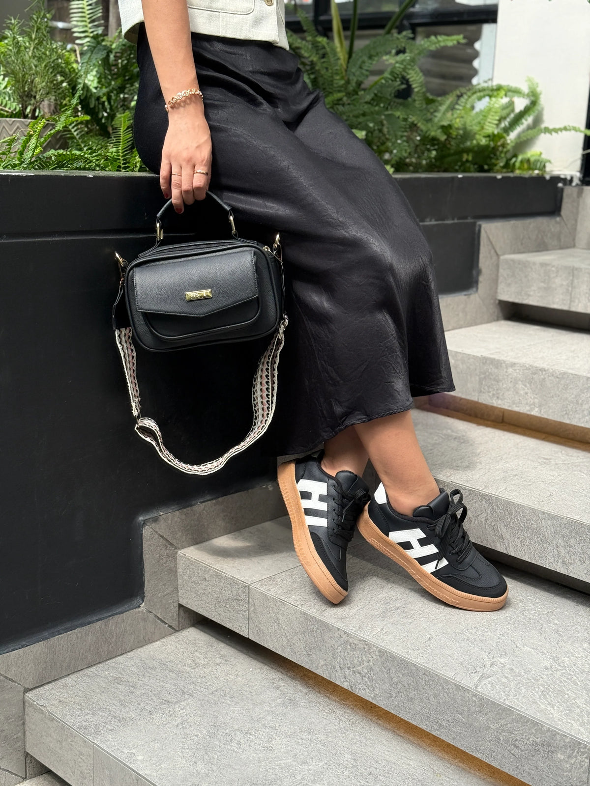 COMBO TENIS AMBAR NEGRO + BOLSO N308