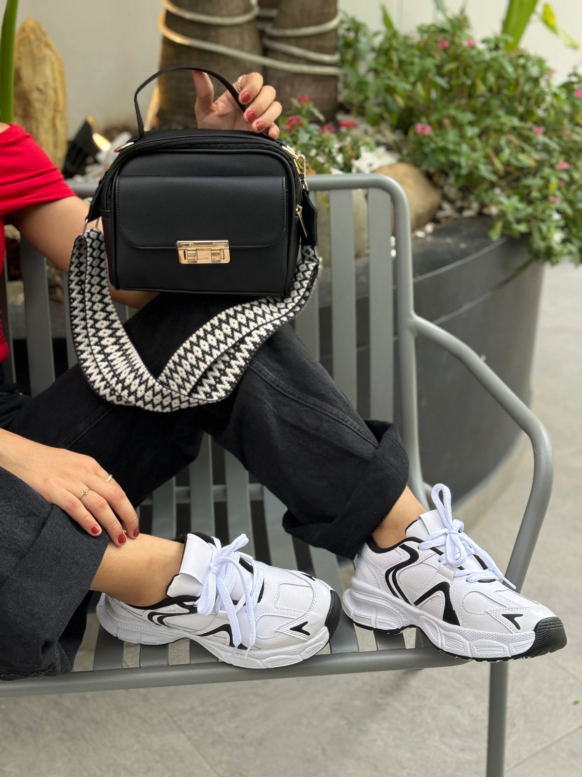 COMBO TENIS NOAH BLANCO X NEGRO + BOLSO N339